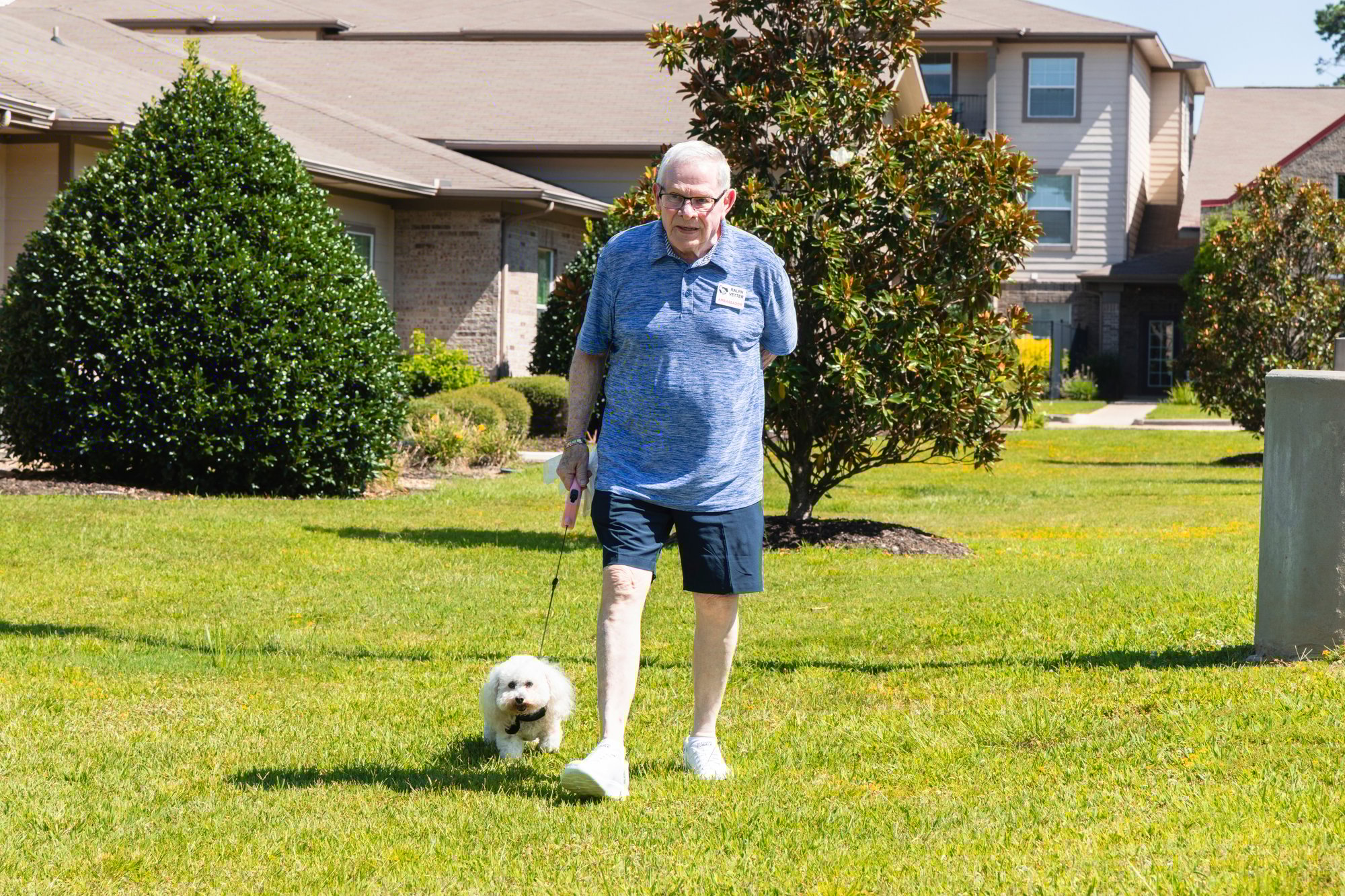 properties_41202_qe5a6ja1_006_601 Hollybrook Drive_Lifestyle walking dog properties_41202_qe5a6ja1_006_601 Hollybrook Drive_Lifestyle walking dog