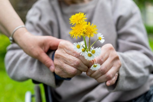 How Memory Care Communities Support Families During Difficult Decisions